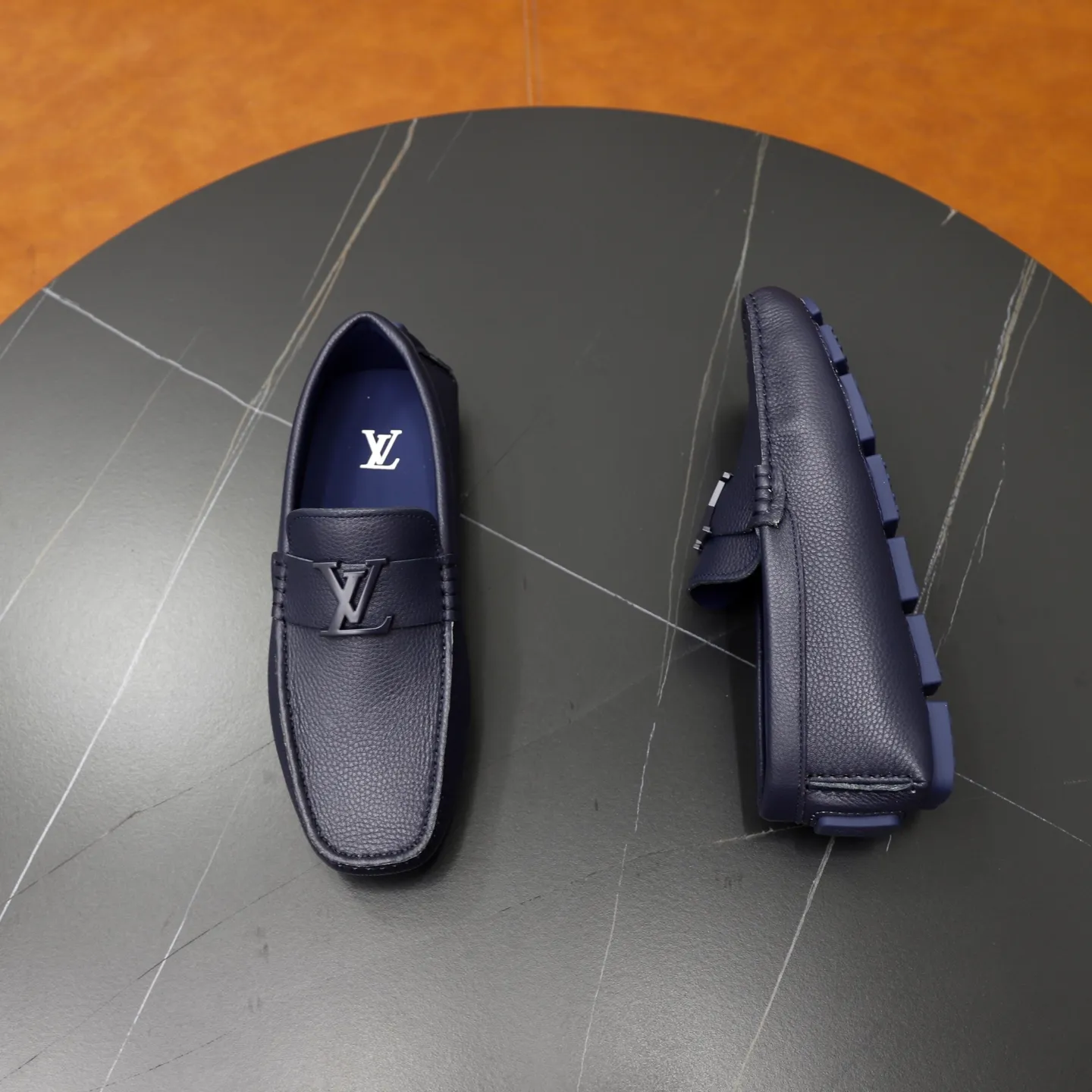 Ex-factory price: 480💰【LV】Louis Vuitton ⚠️High-end men’s driving and pedal series ⚠️38-44 (customized for 45) ⚠️All original cowhide leather! Thick and soft! Made entirely of calfskin lining! Rubber sheet anti-slip beanie sole! Three-dimensional package technology! Fashionable and classic! Handicrafts! Original high quality! Feel free to compare!